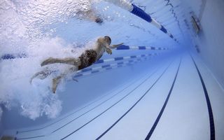 Ein Schwimmer in einem Pool (Symbolbild).