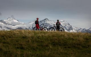 Zwei Personen sind in den Schweizer Berge mit dem Fahrrad unterwegs