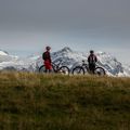 Zwei Personen sind in den Schweizer Berge mit dem Fahrrad unterwegs