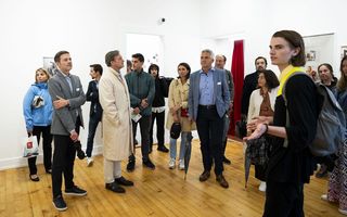 Les participants de l’événement de résautage apporfitent d'un tour guidée au Festival Images Vevey après la table ronde.