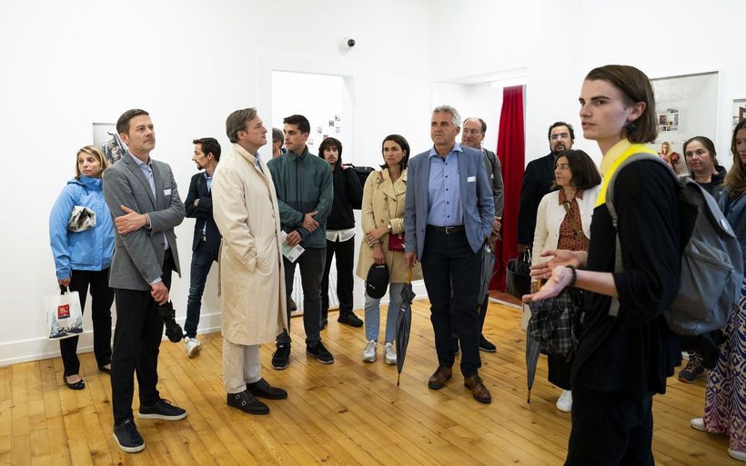 Les participants de l’événement de résautage apporfitent d'un tour guidée au Festival Images Vevey après la table ronde.