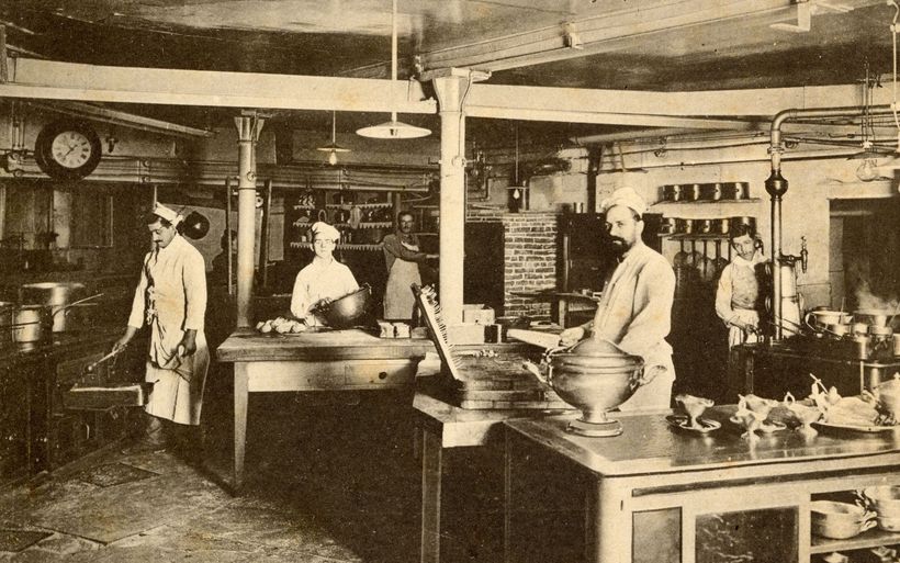 Blick in die Küche des Hotel Monopol in Luzern, 1911.