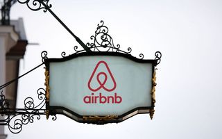 Hängeschild Airbnb Logo