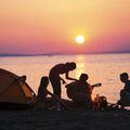 campeurs au bord du lac