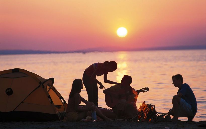 campeurs au bord du lac