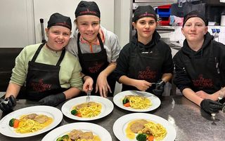 Kinder in einer gastronomischen Küche