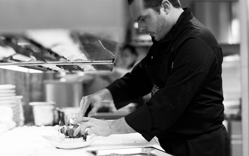 Martin Bieri bei der Arbeit in der Küche