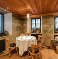 Im historischen Gewölberestaurant La Posta ist liebevoll aufgedeckt. Das Hotel Piz Mitgel in Savognin setzt auf digitale Tools, damit mehr Zeit für die Gäste bleibt.