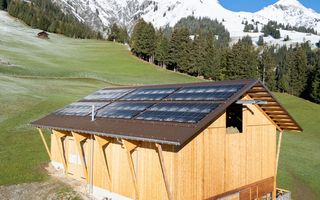 Ein grosser Teil der Photovoltaik-Anlagen im Solarprogramm der Schweizer Berghilfe wurde bislang auf Bergbauernhöfen realisiert.