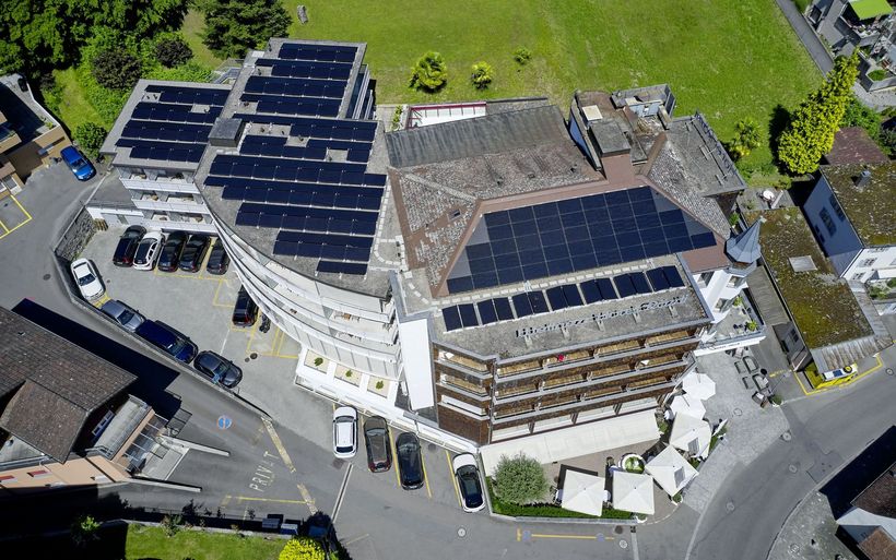Immer nachhaltiger: Das Hotel Rössli Gourmet & Spa in Weggis hat im Rahmen des Programms «Climate Actions 4 Companies» die bestehende Fotovoltaikanlage auf dem Dach erweitert – nebst zahlreichen anderen Massnahmen.