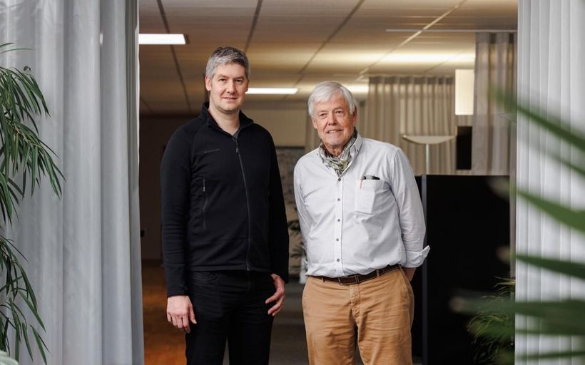 Sie treiben die Digitalisierung der Schweizer Hotelbranche im Vater-Sohn-Gespann voran: Sandro (l.) und Walter Berger am Firmensitz ihrer Rebag Data AG in Horgen.
