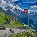 Schweizer Flagge in den Bergen